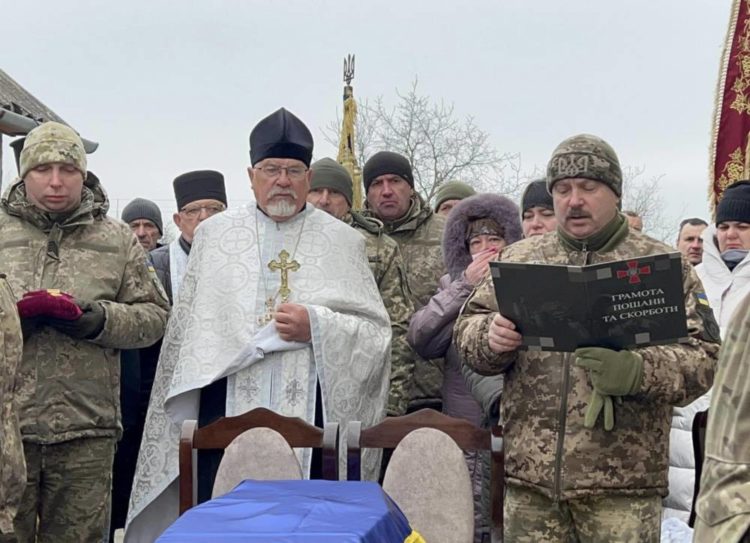 У Мишковичах на Тернопіллі попрощалися з військовим Олегом Могилою