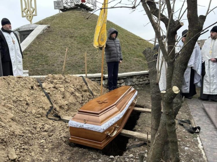 У Мишковичах на Тернопіллі попрощалися з військовим Олегом Могилою