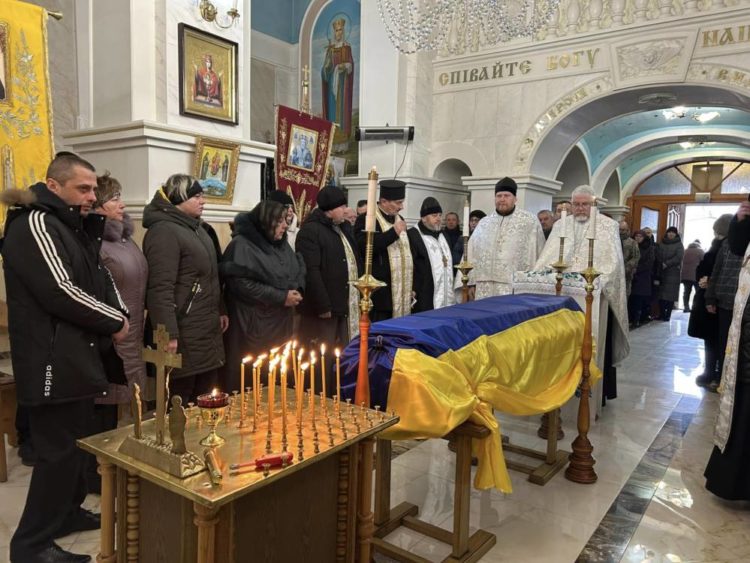 У Мишковичах на Тернопіллі попрощалися з військовим Олегом Могилою