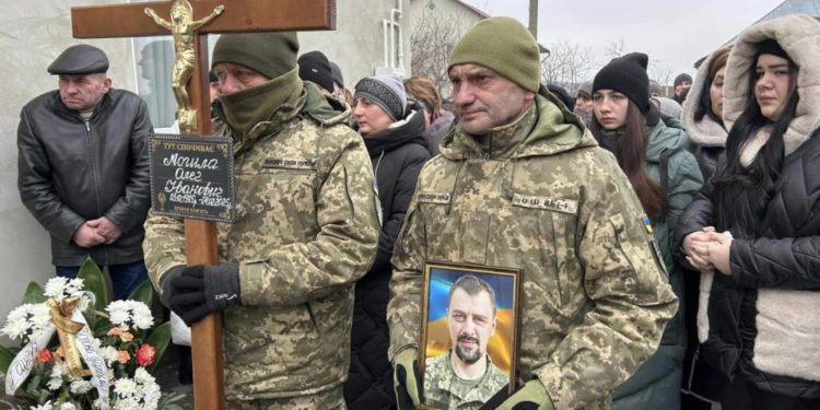 У Мишковичах на Тернопіллі попрощалися з військовим Олегом Могилою