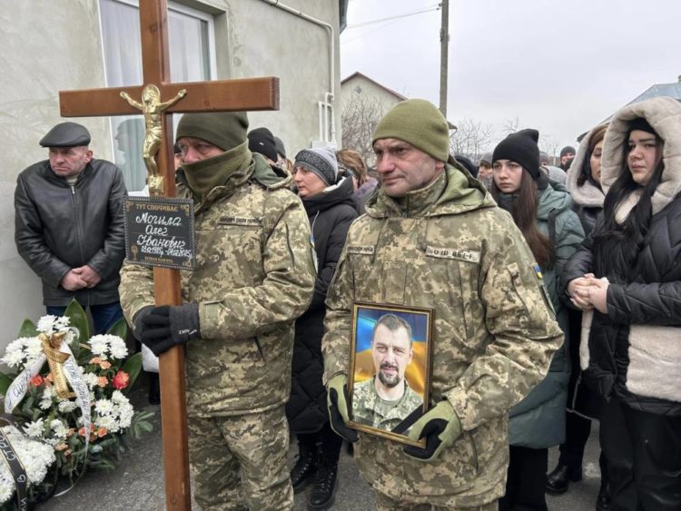 У Мишковичах на Тернопіллі попрощалися з військовим Олегом Могилою