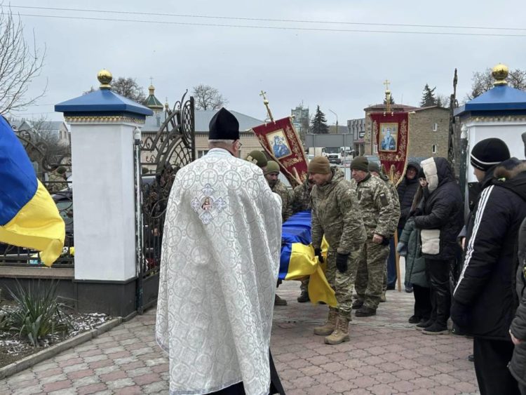 У Мишковичах на Тернопіллі попрощалися з військовим Олегом Могилою