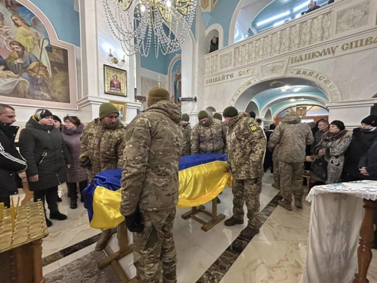 У Мишковичах на Тернопіллі попрощалися з військовим Олегом Могилою