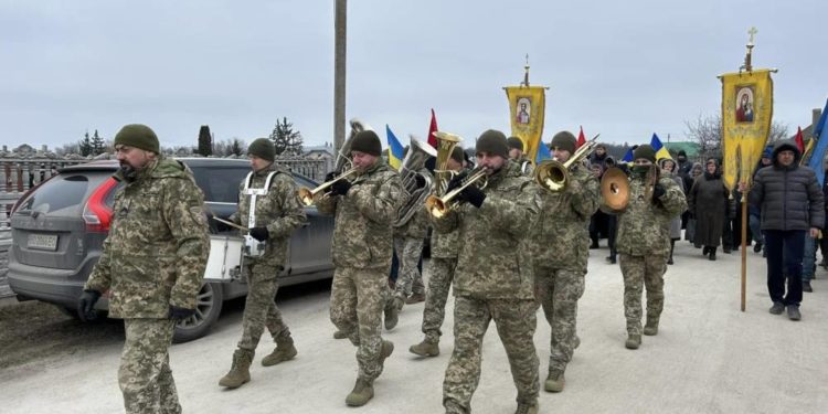 У Мишковичах на Тернопіллі попрощалися з військовим Олегом Могилою