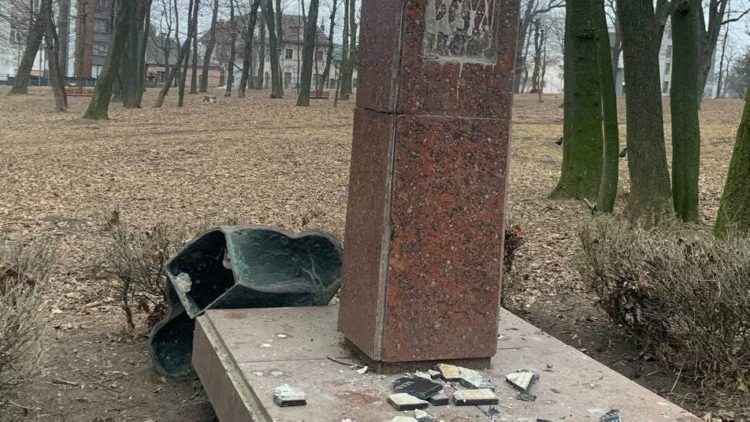 У Тернополі невідомі пошкодили пам’ятники радянським воїнам у Старому парку