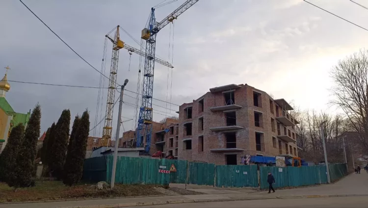 Незаконне будівництво