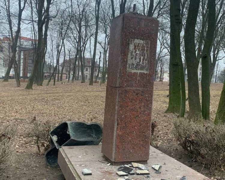 Вандали пошкодили пам'ятник