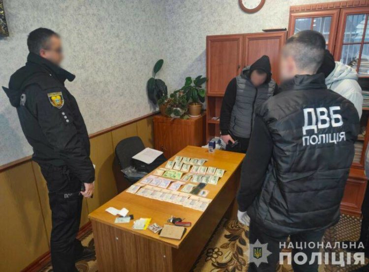 Поліція затримала хабарника