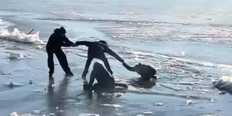 Людина потонула під лід