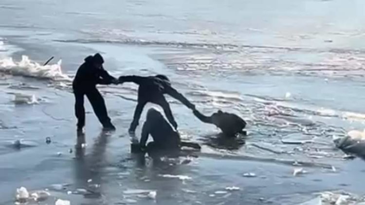 Людина потонула під лід