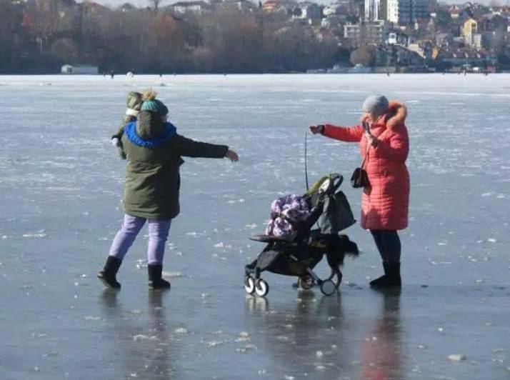 Людина потонула під лід