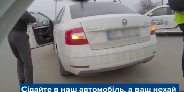 Патрульні допомогли водієві