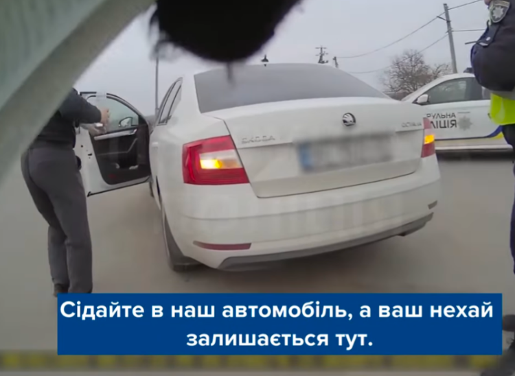 Патрульні допомогли водієві