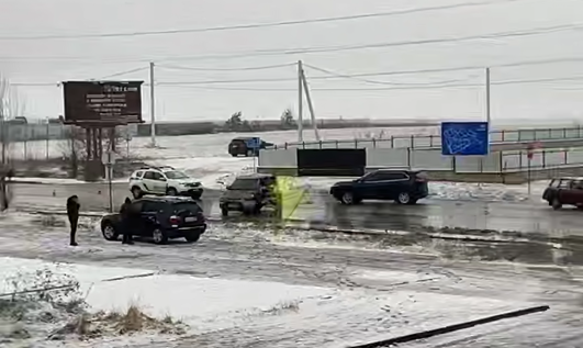 У Тернополі біля ТРЦ «Подоляни» сталася аварія:  свідки повідомляють про значні пошкодження авто