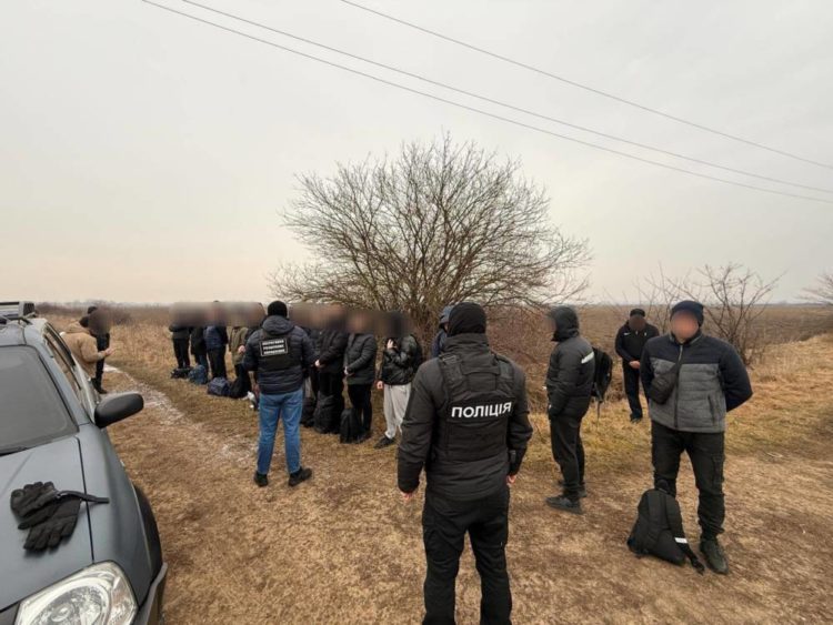 мали намір незаконно перетнути