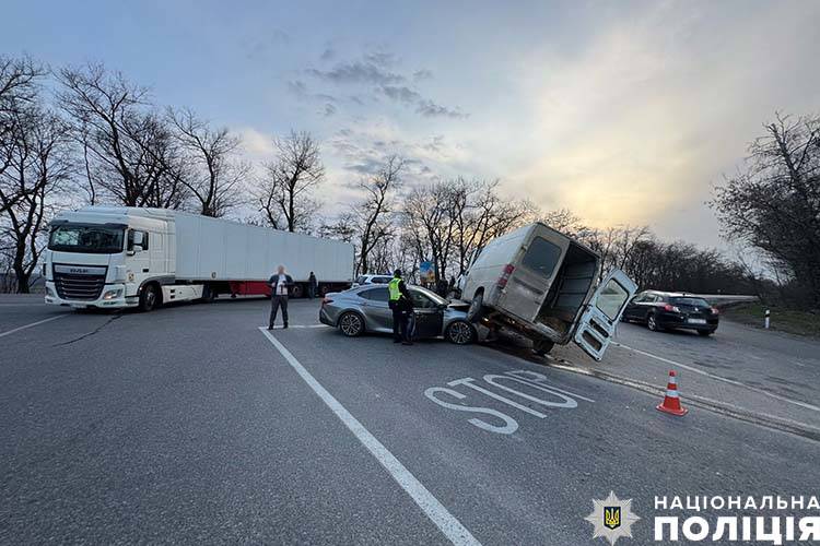 На Тернопільщині водій Toyota під час маневру протаранив мікроавтобус