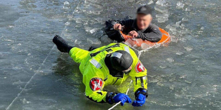 Люди провалилися під лід