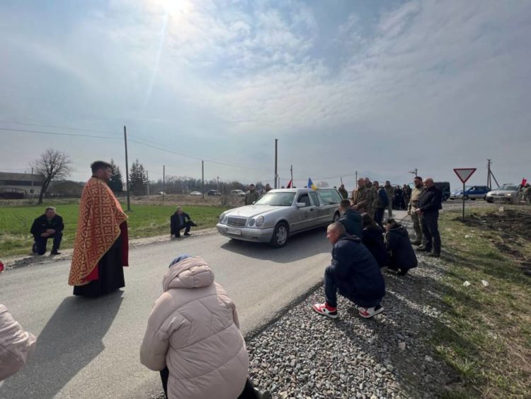 На Тернопільщині у рідному селі попрощалися з Любомиром Сарабуном
