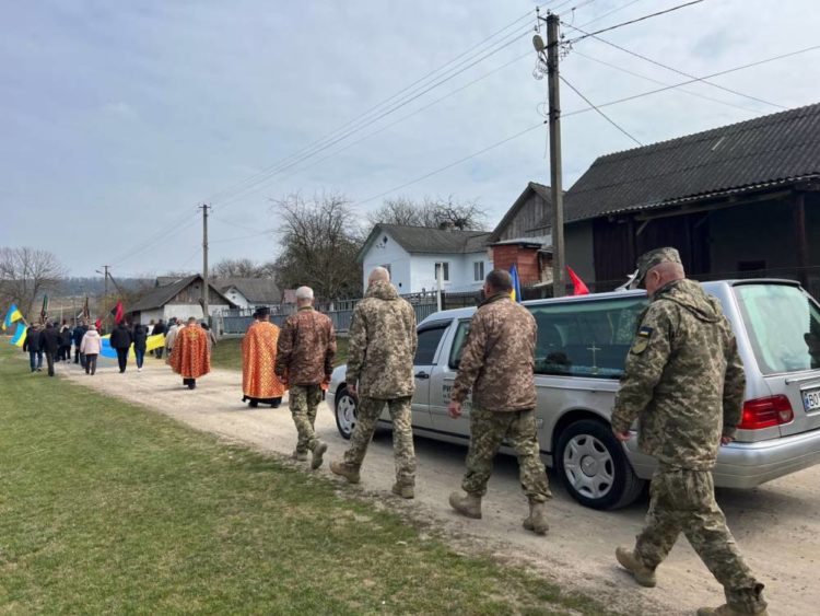 На Тернопільщині у рідному селі попрощалися з Любомиром Сарабуном