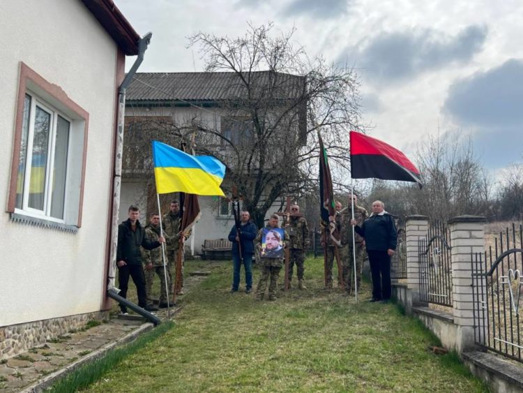 На Тернопільщині у рідному селі попрощалися з Любомиром Сарабуном