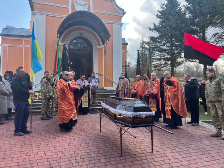 На Тернопільщині у рідному селі попрощалися з Любомиром Сарабуном