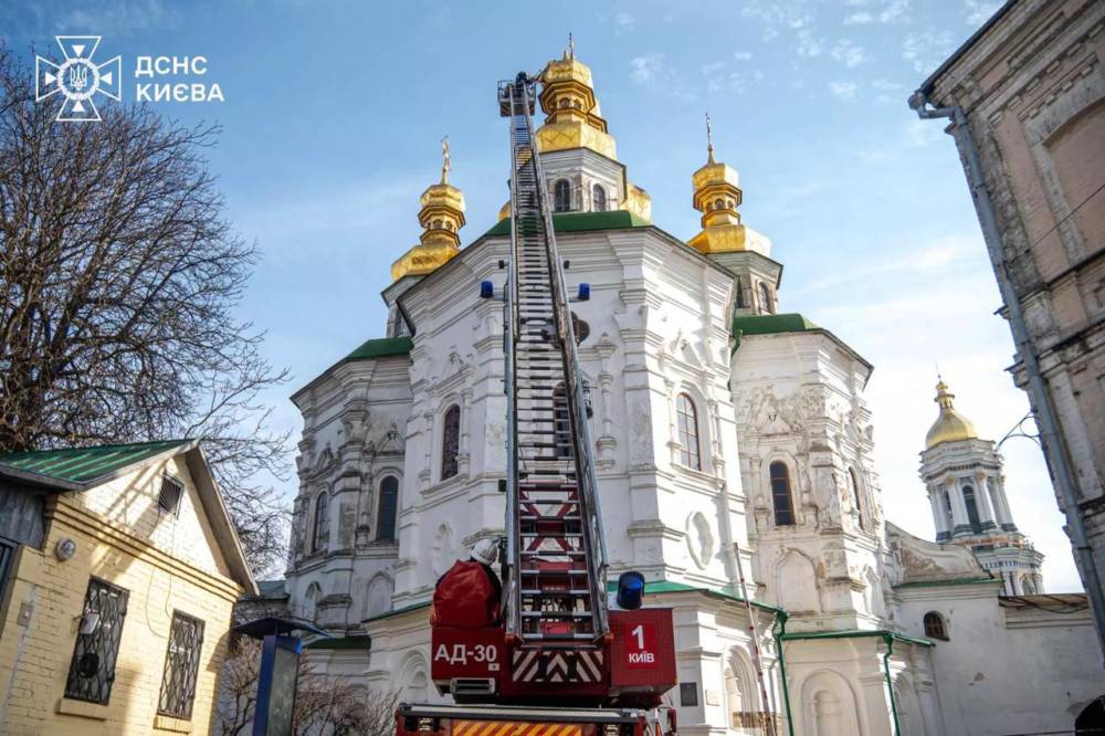 На храмі Києво-Печерської лаври обвалився хрест