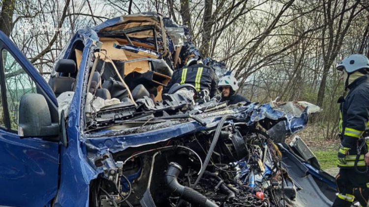 Мікроавтобус і вантажівка зіткнулись на Львівщині: двоє людей загинули
