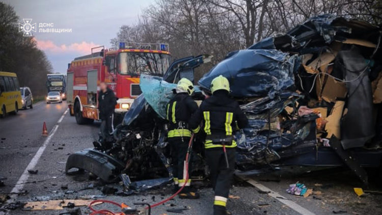Мікроавтобус і вантажівка зіткнулись на Львівщині: двоє людей загинули