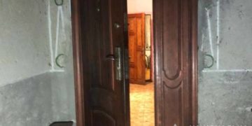 Донька вдарила батька ножем