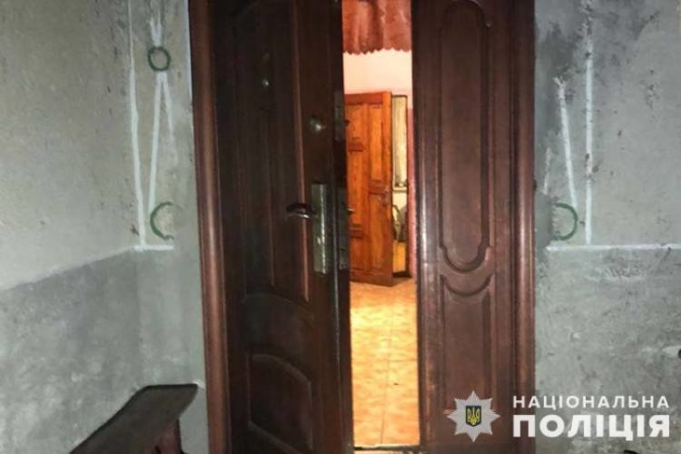 Донька вдарила батька ножем