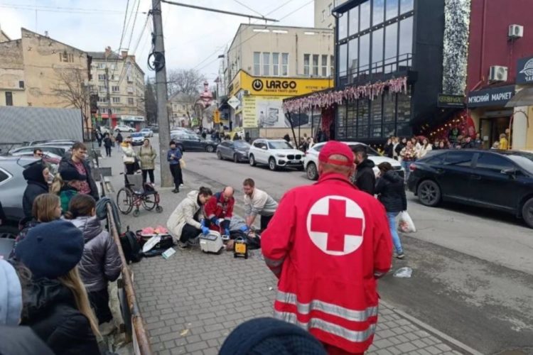 На вулиці помер чоловік