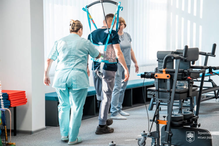 Тернопіль надає одноразову грошову допомогу захисникам на реабілітацію та закупівлю спорядження