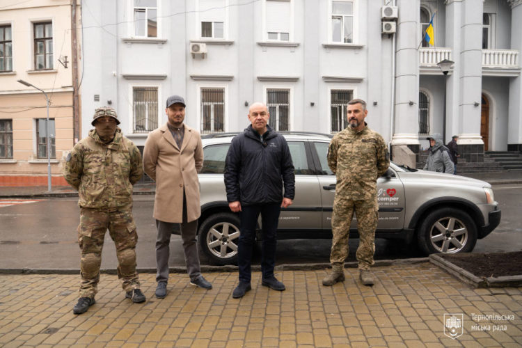Тернопіль передав позашляховик для батальйону сил безпілотних систем Рейд: Сергій Надал