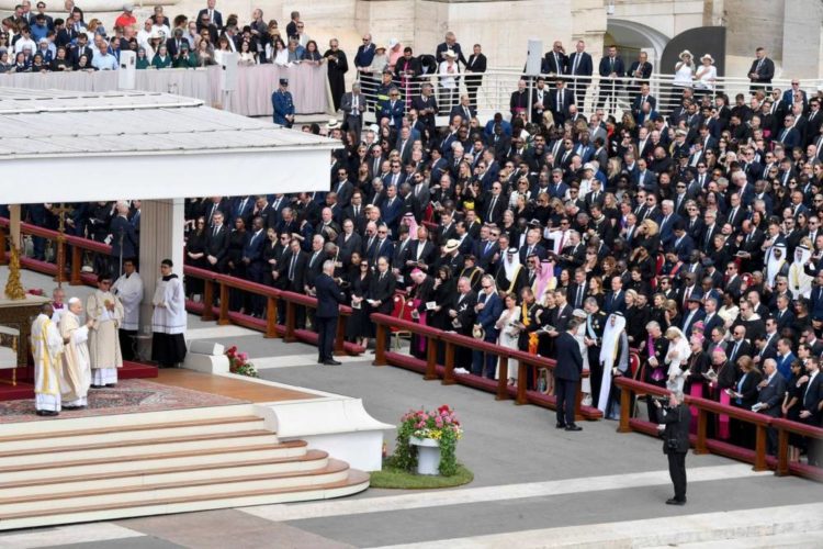 У Ватикані розпочався понтифікат Папи Лева XIV