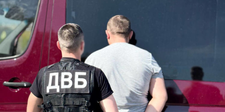 Переправляли ухилянтів за кордон