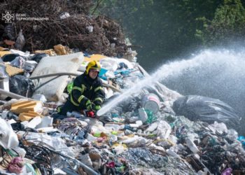 У Тернополі горить сміттєзвалище