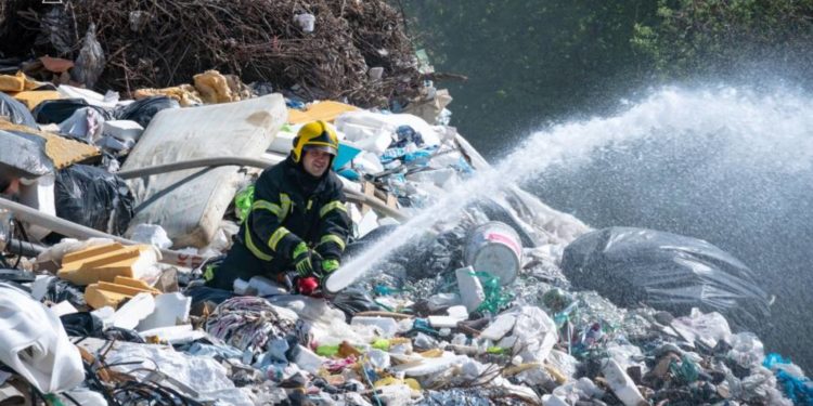 У Тернополі горить сміттєзвалище