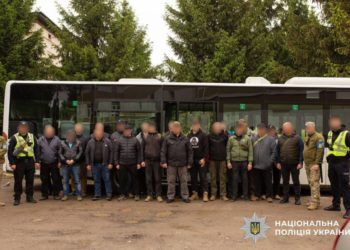 Поліція викрила канал переправлення за кордон