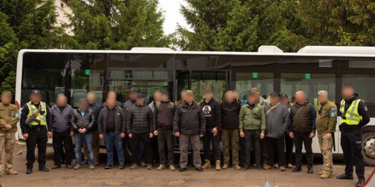 Поліція викрила канал переправлення за кордон