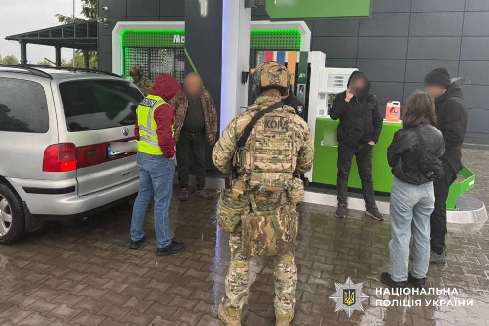 Поліція викрила канал переправлення за кордон