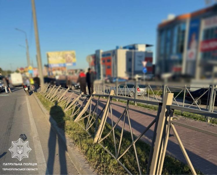 У Тернополі вантажівка спричинила ДТП із перекиданням авто — дивом ніхто не постраждав