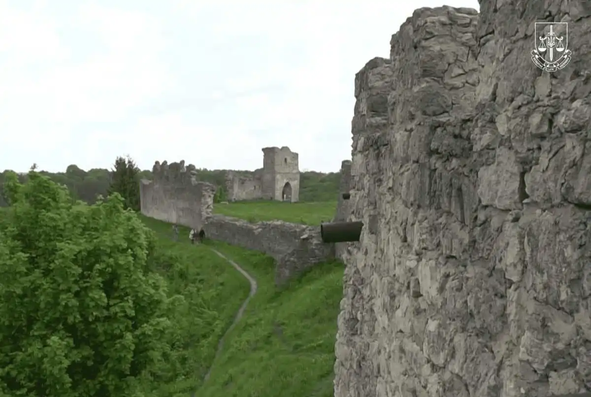 Незаконне будівництво в замку