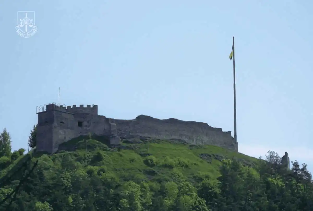 Незаконне будівництво в замку