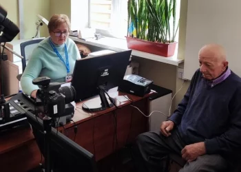 Пенсіонер вперше отримав паспорт