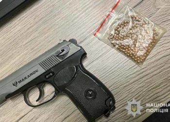 Підліток стріляв у дівчину