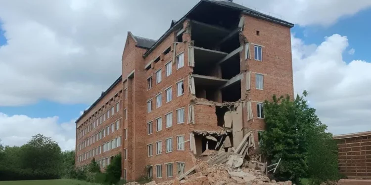 обвалилася частина недобудованої поліклініки
