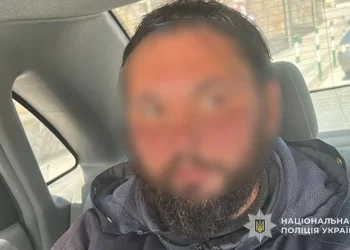 Хуліган пошкодив меморіальну дошку