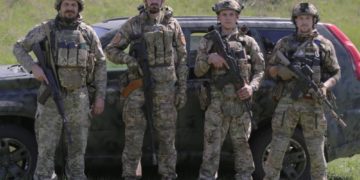 військові під вогнем і дронами