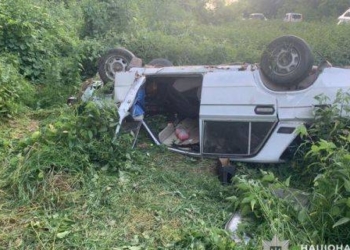 На Тернопільщині водій ВАЗу злетів у кювет: двоє людей у лікарні