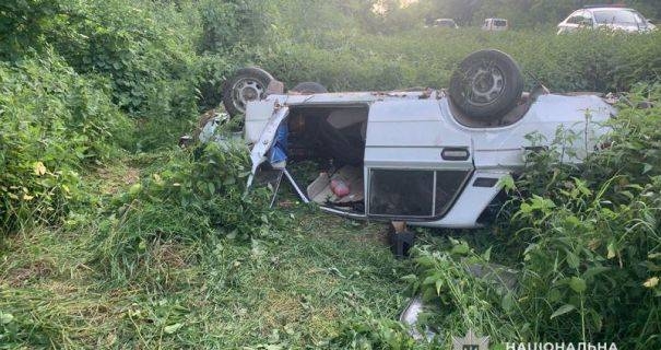 На Тернопільщині водій ВАЗу злетів у кювет: двоє людей у лікарні